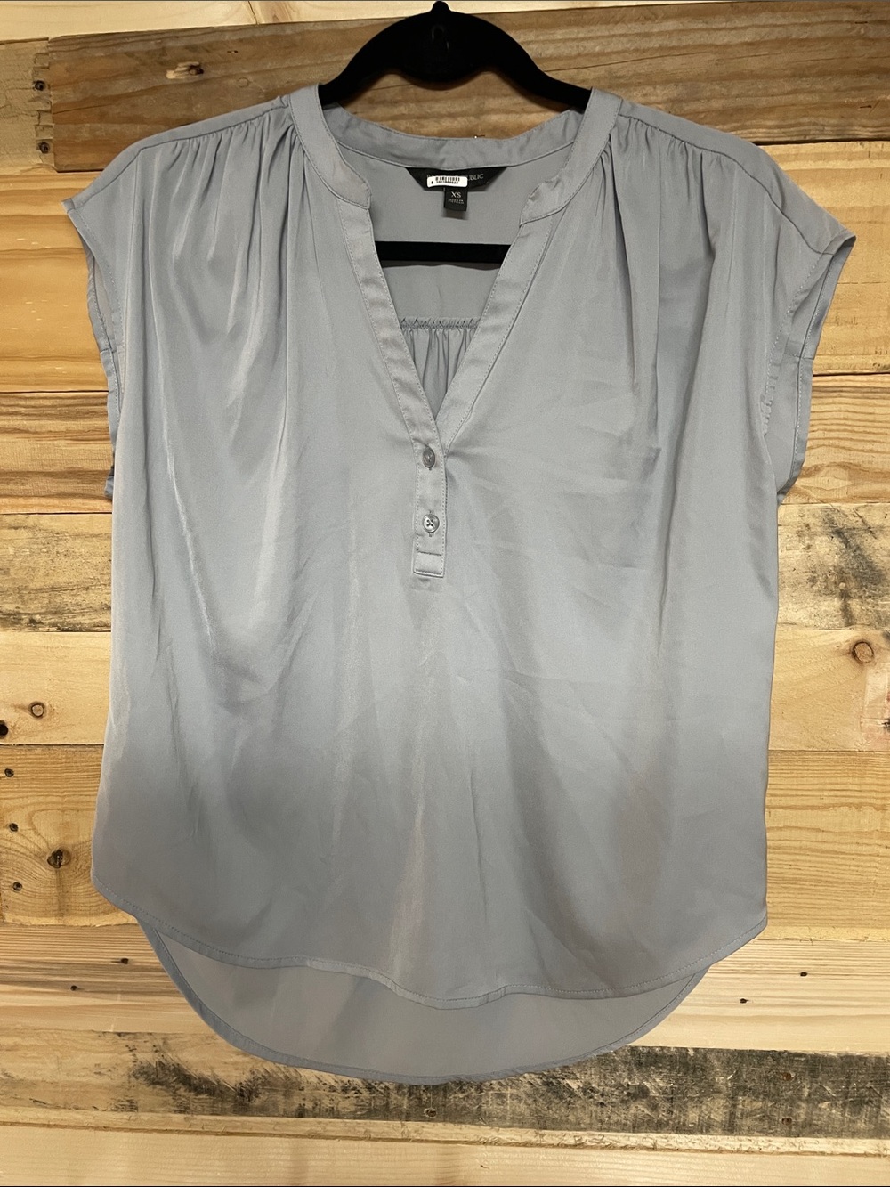 Banana Republic size XS Light Bluish Gray Sleeveless Silk Lightweight Blouse
